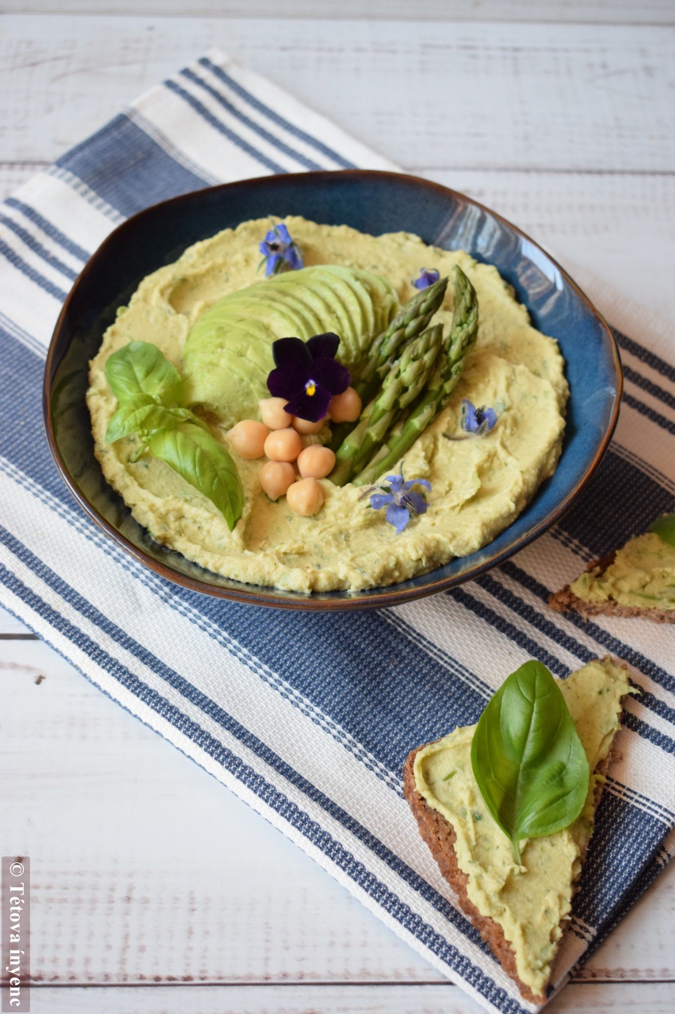 Hummusz spárgával, avokádóval, bazsalikommal - Tétova ínyenc