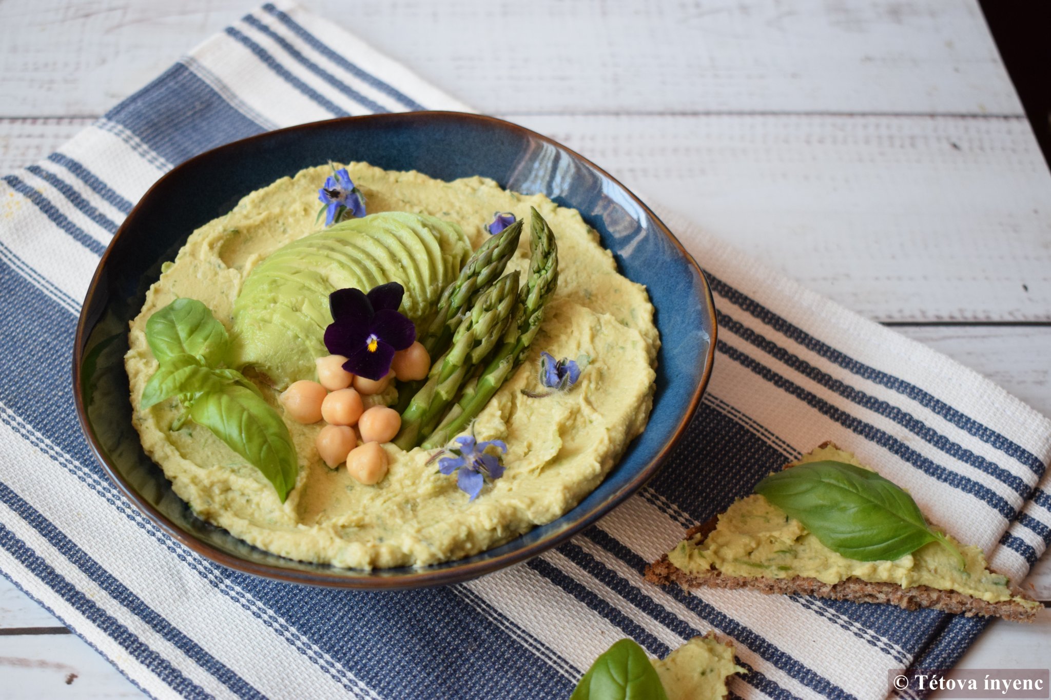 Hummusz spárgával, avokádóval, bazsalikommal - Tétova ínyenc