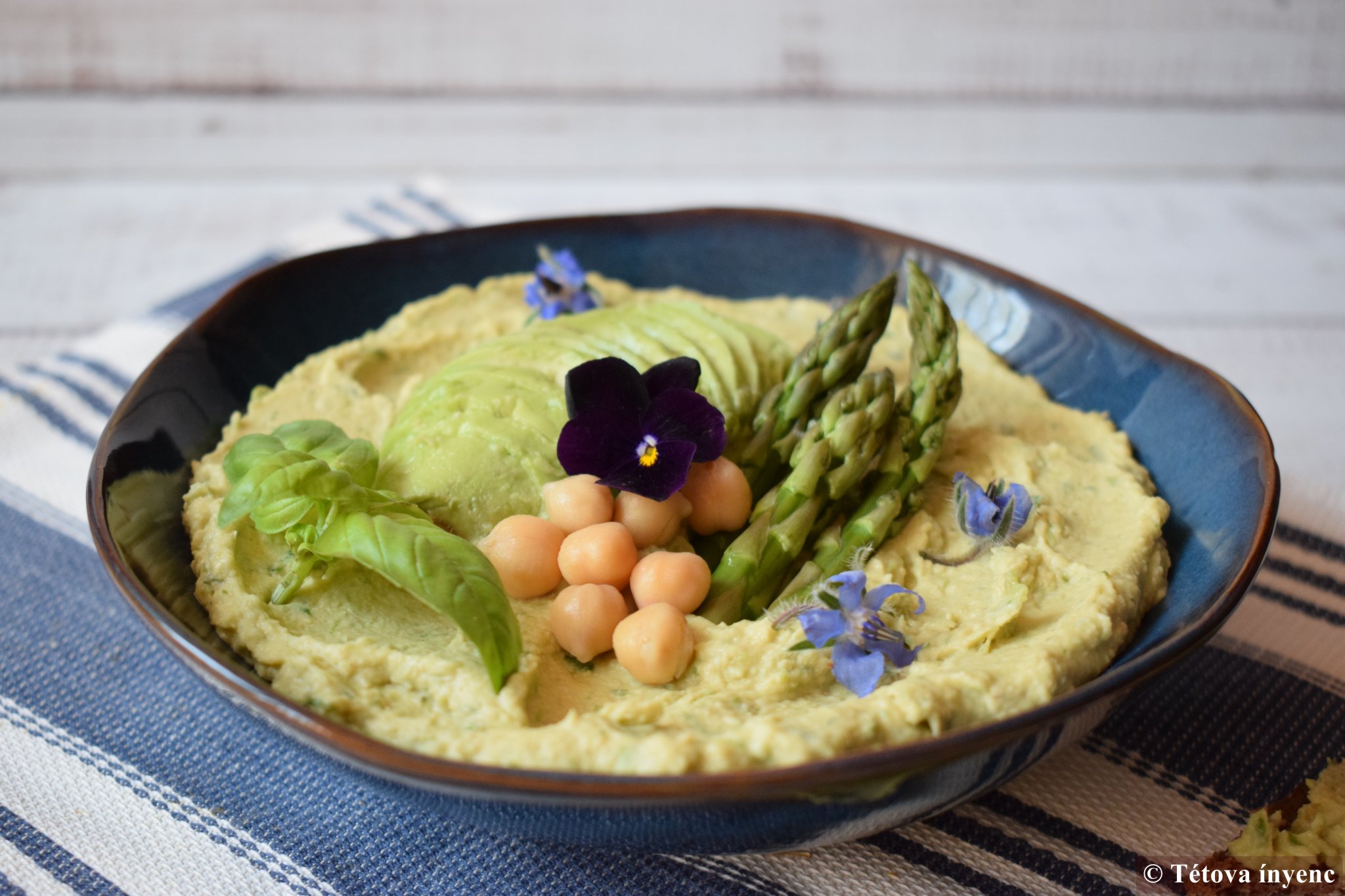 Hummusz spárgával, avokádóval, bazsalikommal - Tétova ínyenc