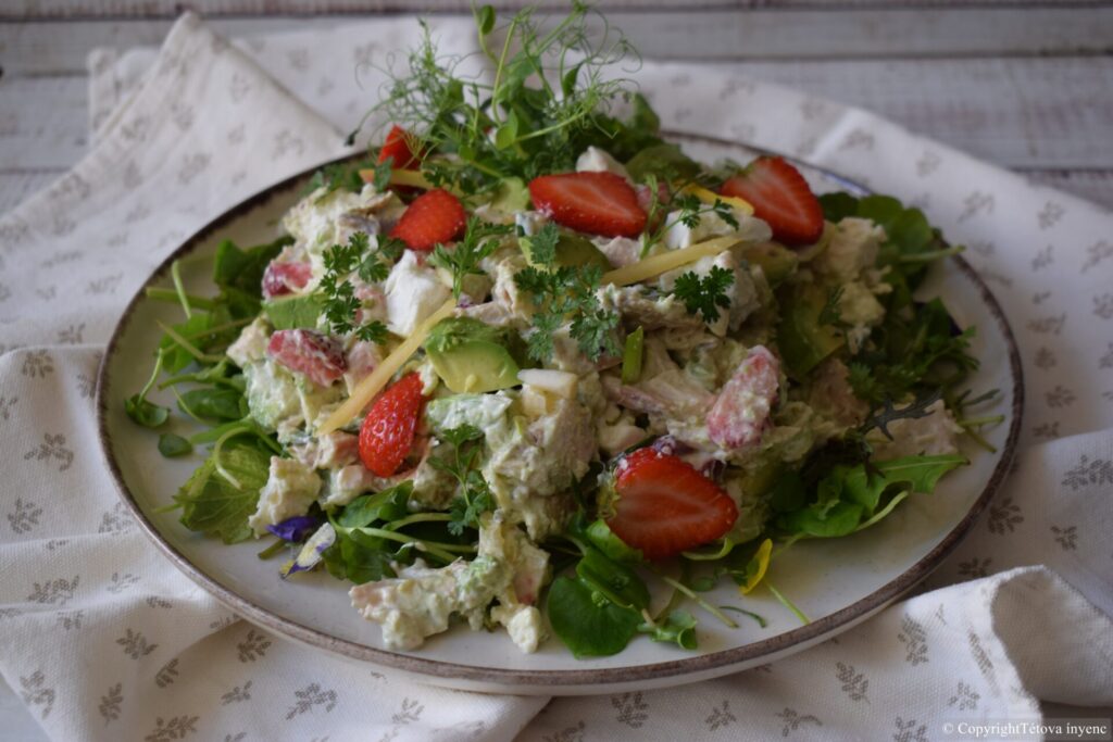 Salată de primăvară cu pui, căpșuni și avocado